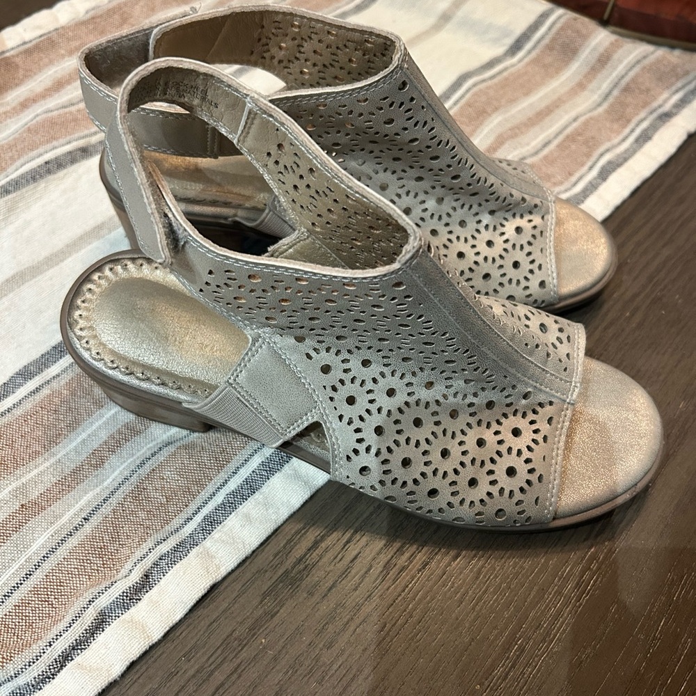 Girls gold mini wedge shoes size 5 big girl